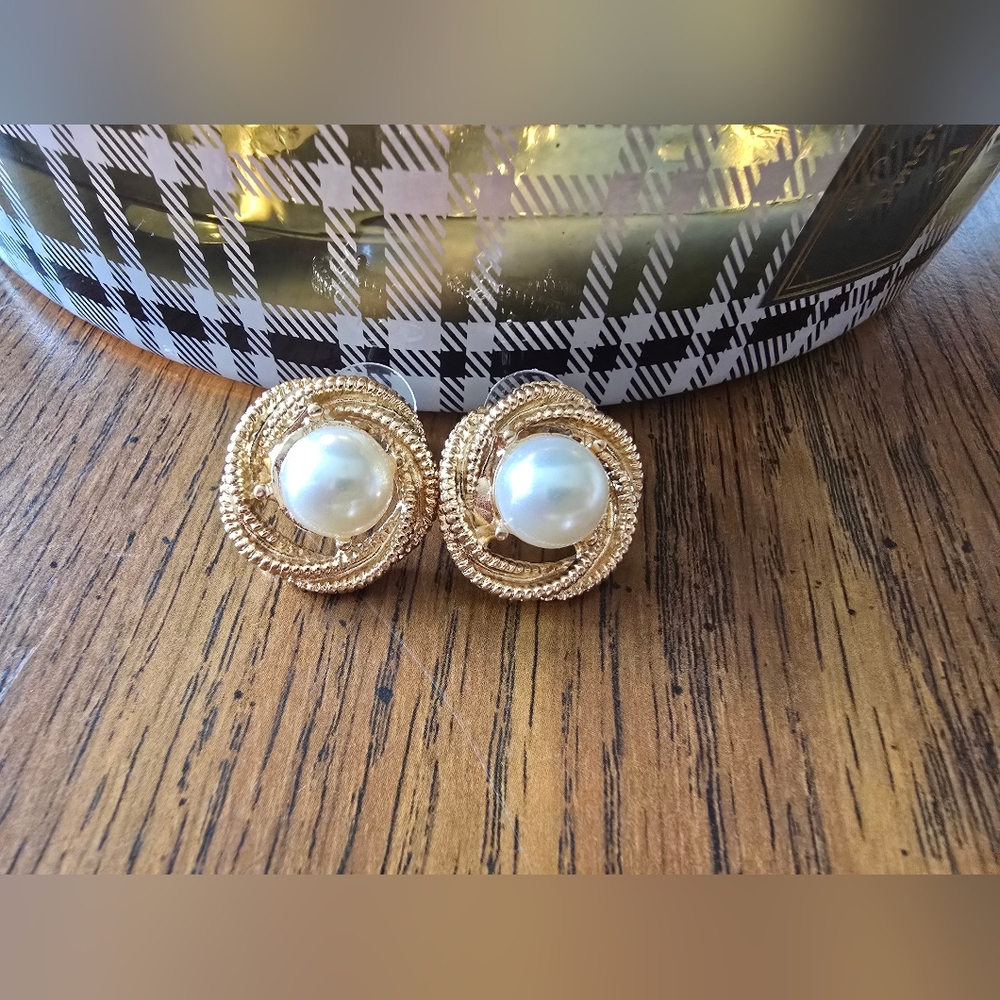 Luxurious Pearl Twisted Gold Stud Earrings NWOT